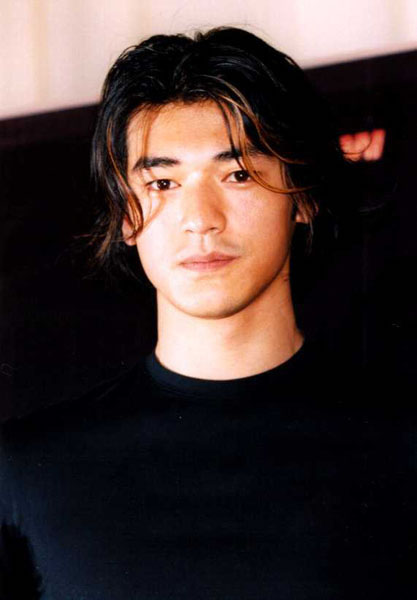 Takeshi Kaneshiro with medium highlite hairstyle